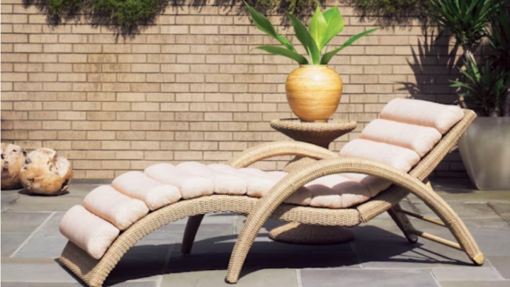outdoor chaise lounge